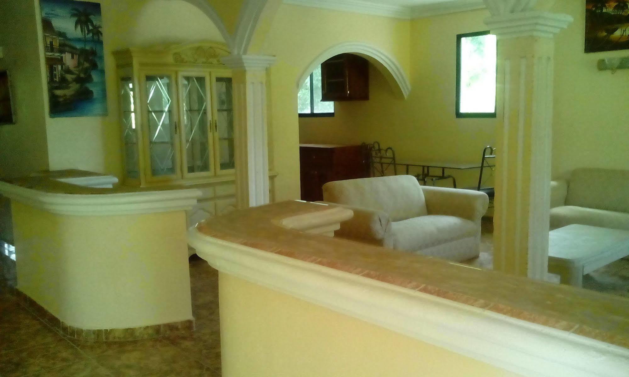 Le Dubourg Guesthouse Montrouis Exterior foto