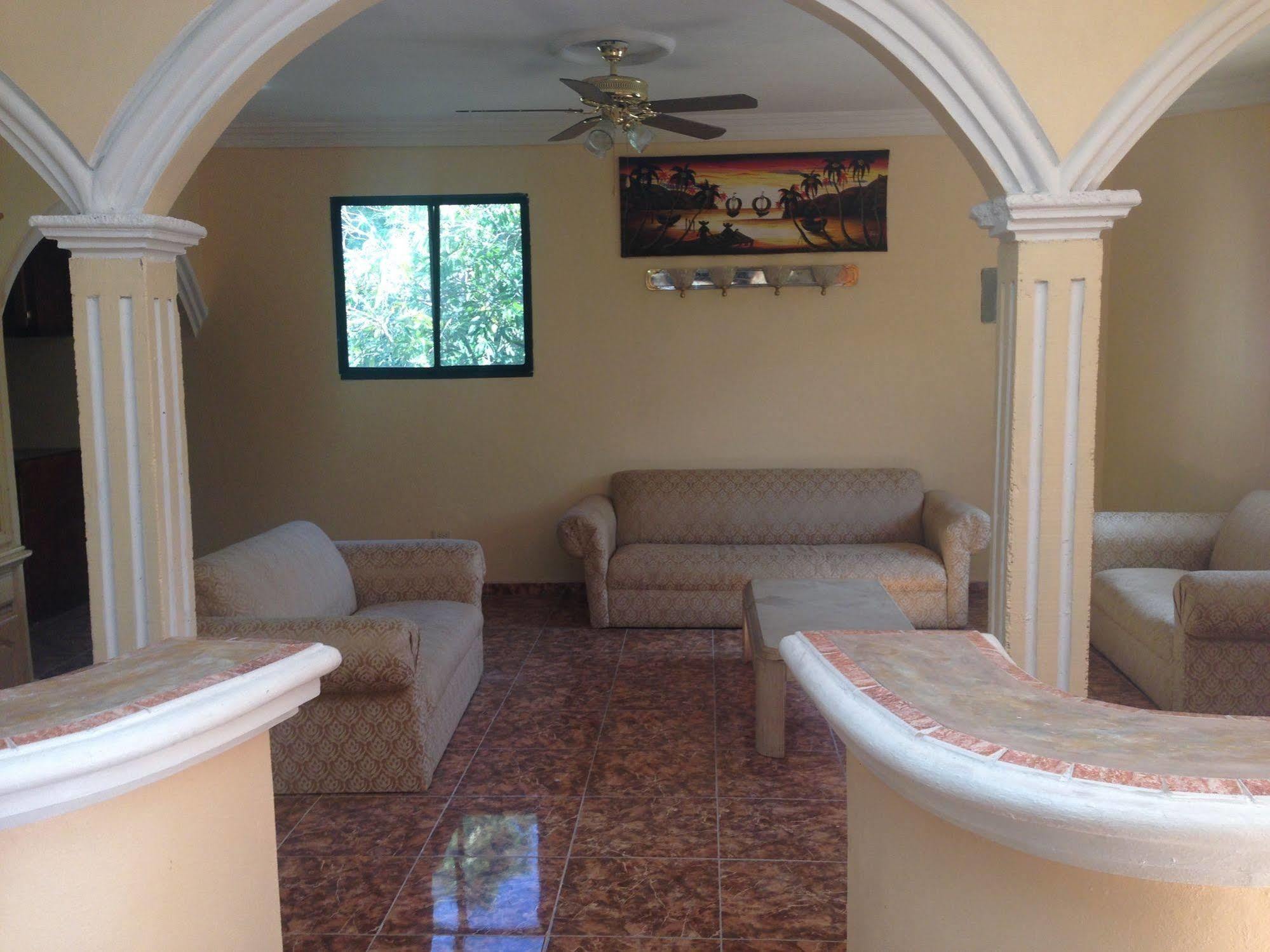 Le Dubourg Guesthouse Montrouis Exterior foto