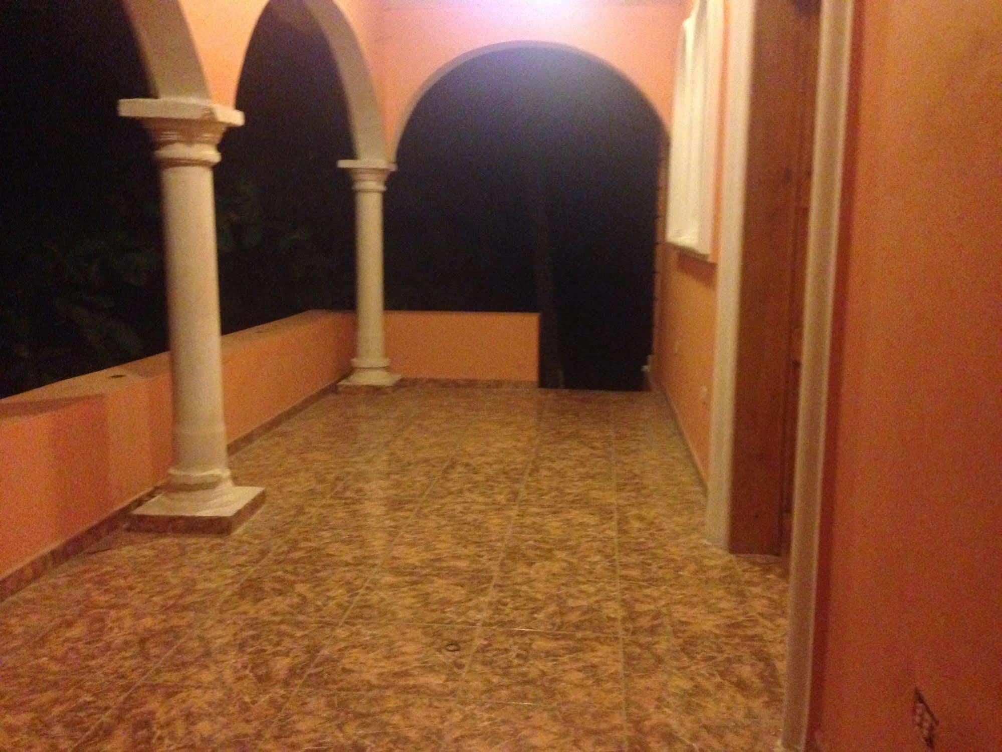 Le Dubourg Guesthouse Montrouis Exterior foto