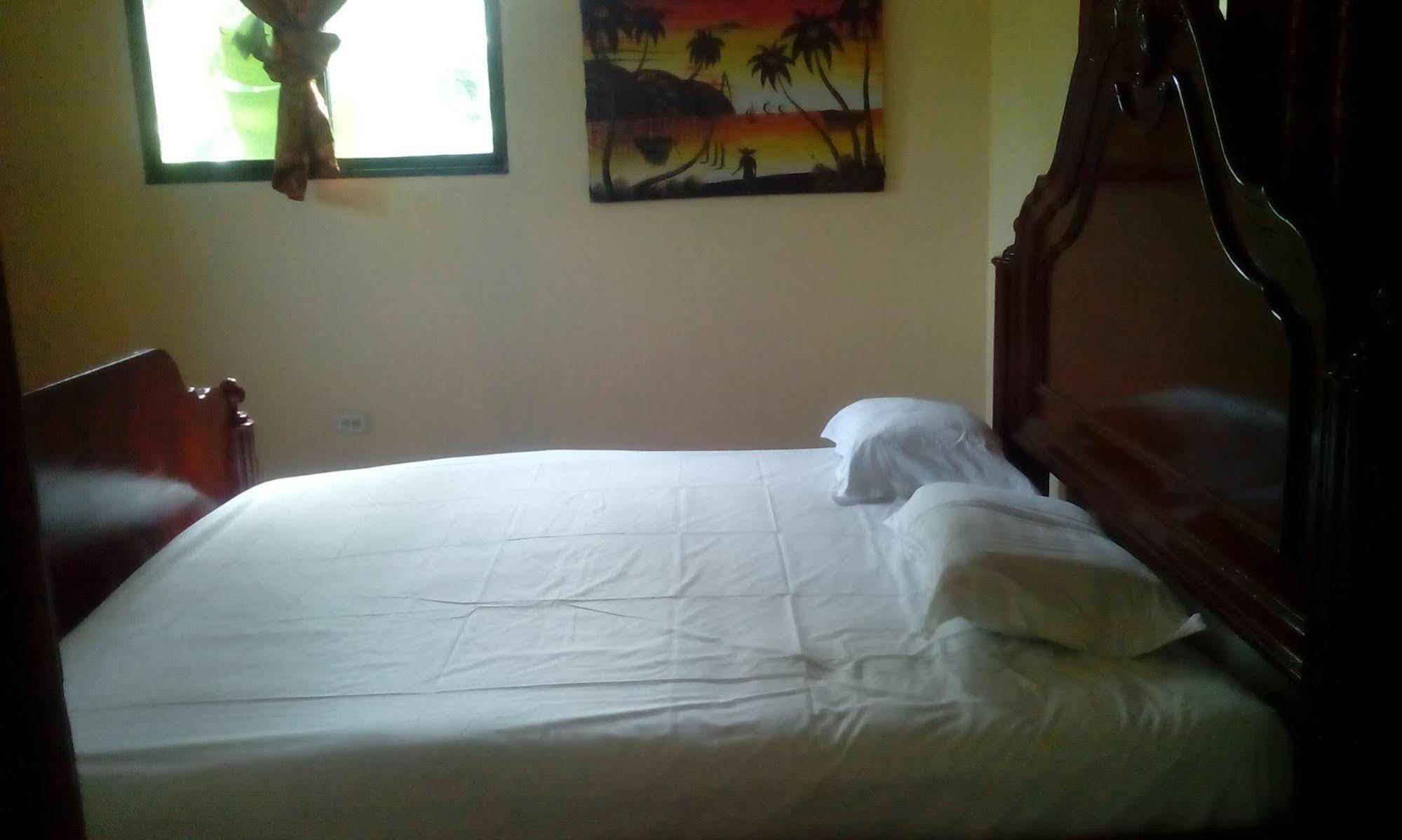 Le Dubourg Guesthouse Montrouis Exterior foto