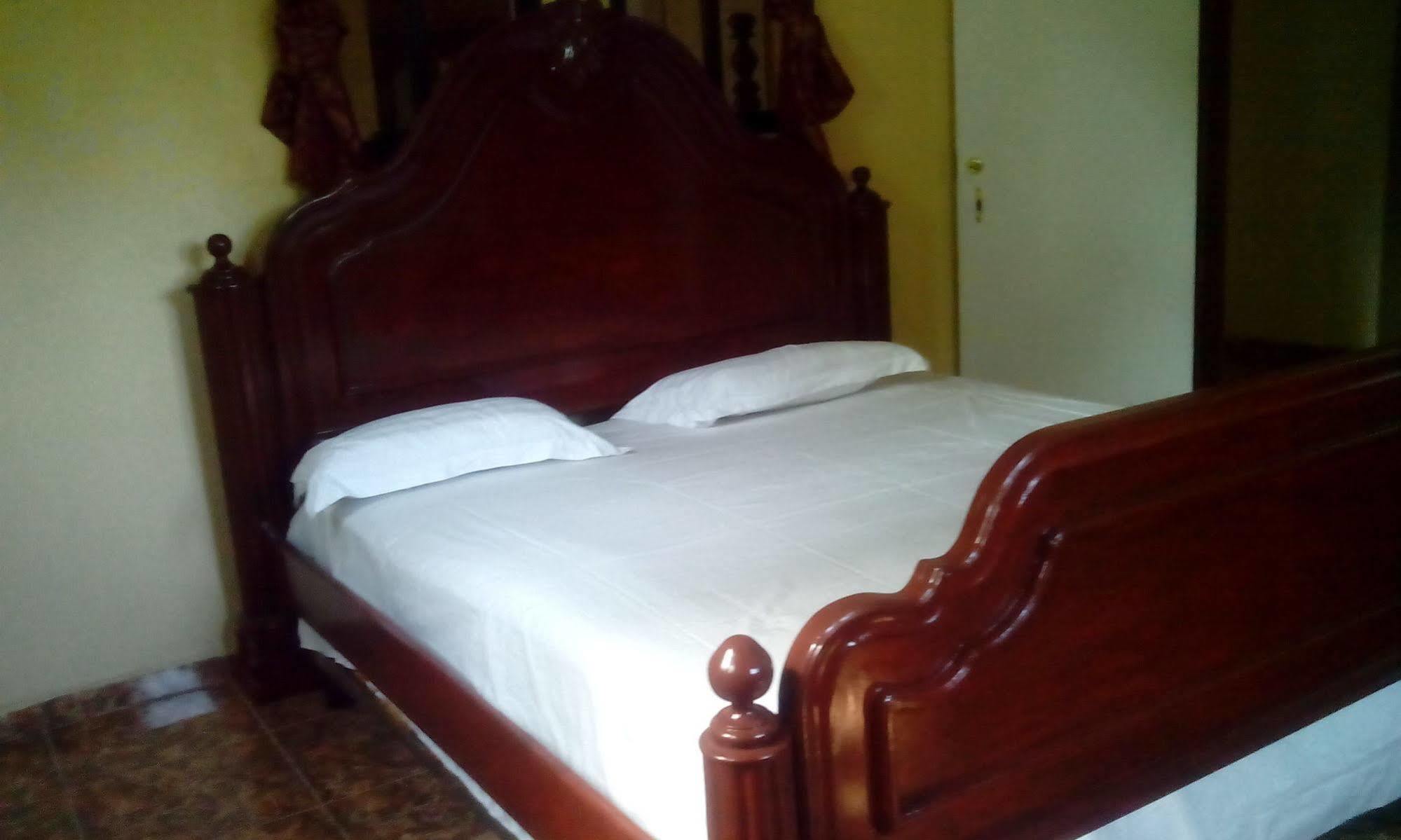 Le Dubourg Guesthouse Montrouis Exterior foto