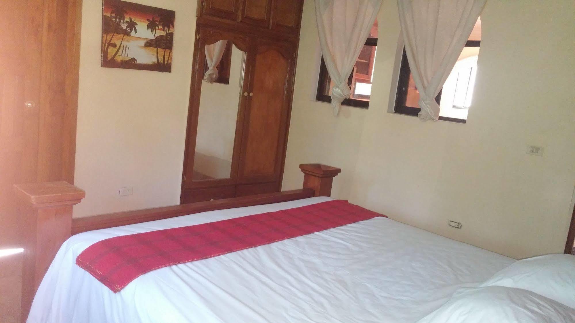 Le Dubourg Guesthouse Montrouis Exterior foto