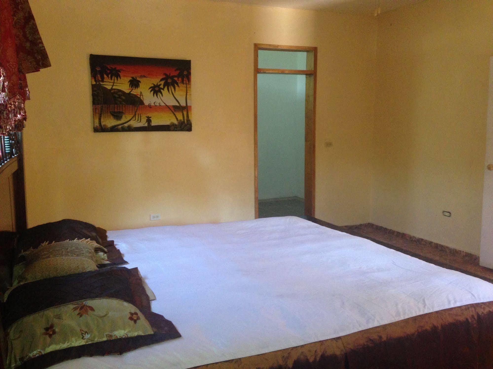 Le Dubourg Guesthouse Montrouis Exterior foto